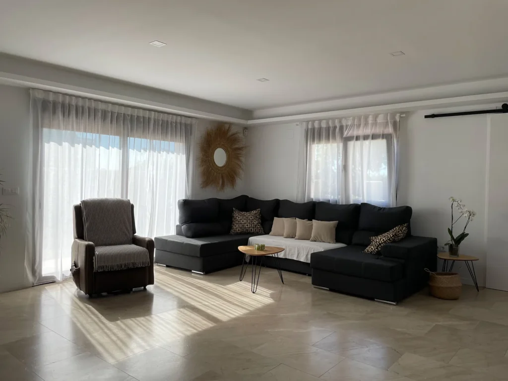 Salón luminoso sofá modular · Fredats