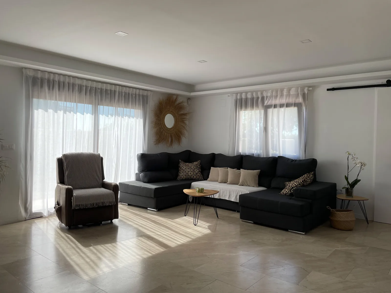 Salón luminoso sofá modular · Fredats