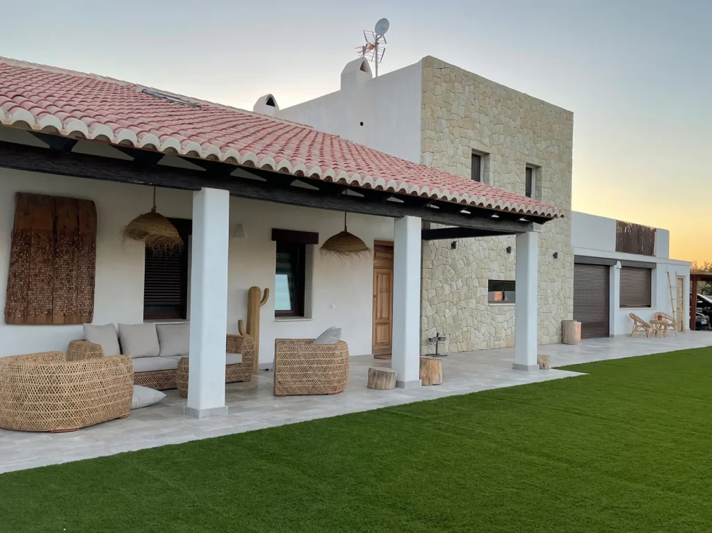 Villa rústica fachada piedra · Fredats